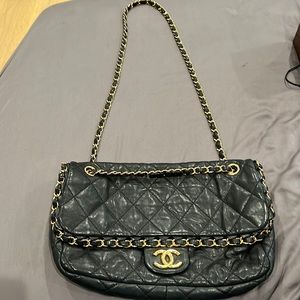 Vintage Caviar leather Chanel shoulder bag